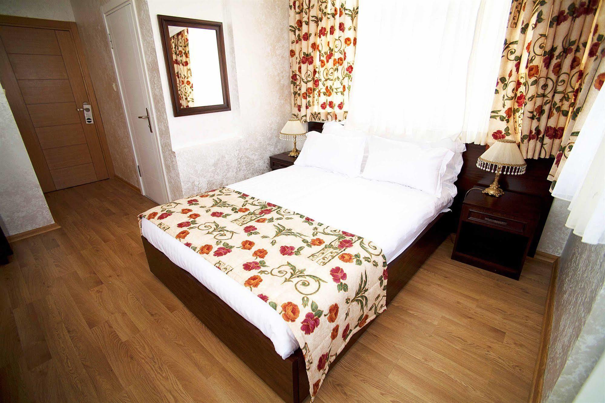 Hatay Hotel Istanboel Buitenkant foto