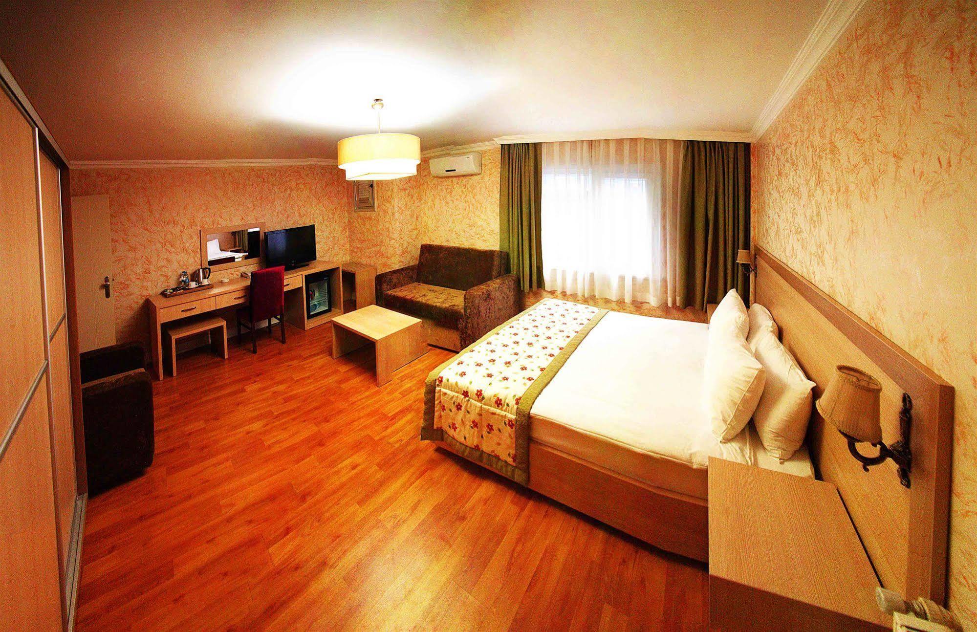 Hatay Hotel Istanboel Buitenkant foto